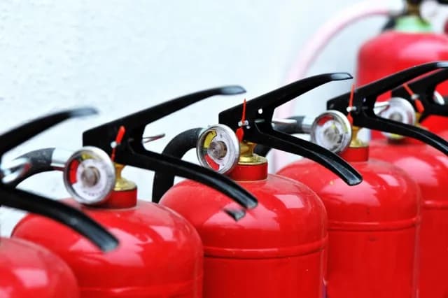 Znak gaśnica co oznacza? Kluczowe informacje o bezpieczeństwie pożarowym