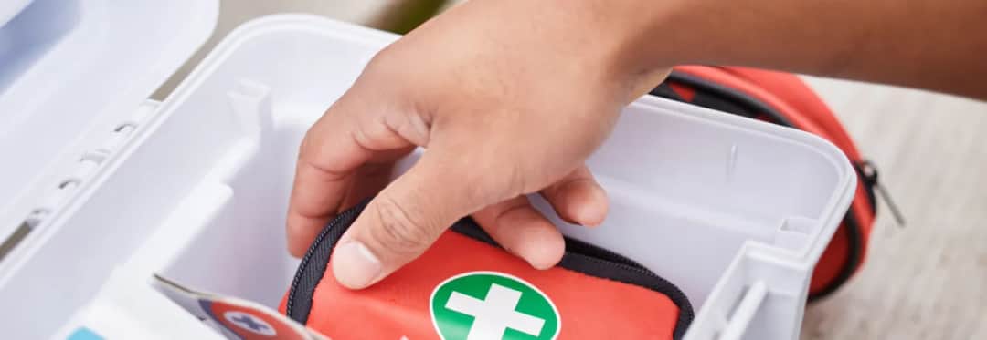 Co znajdziemy w apteczce pierwszej pomocy? Kluczowe elementy, które ratują życie