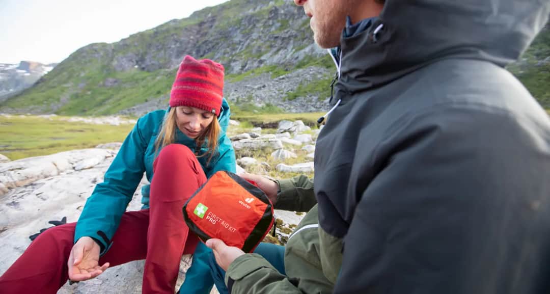 Co w apteczce turystycznej? Niezbędne rzeczy na każdą podróż