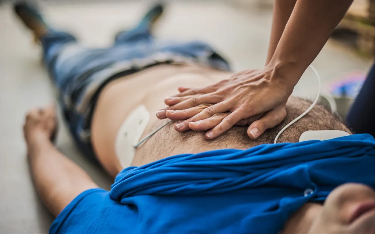 Co robi defibrylator i jak ratuje życie w nagłych wypadkach